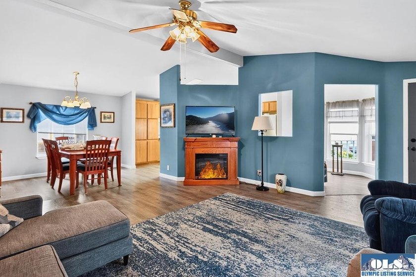 Built in 2001 and located in desirable Hendrickson Park, this - photo 6