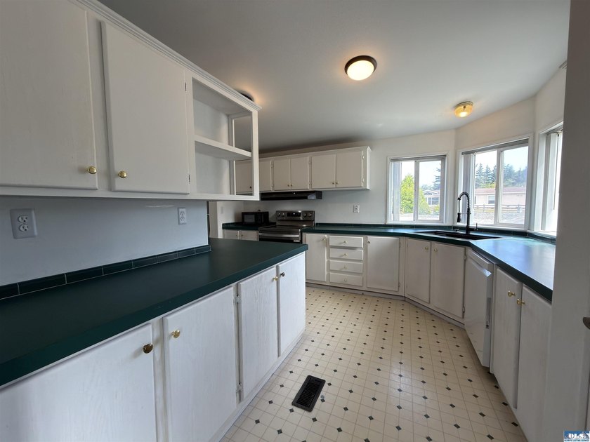 Fresh, comfortable, and move-in ready, this 3 bed, 2 bath home - photo 6
