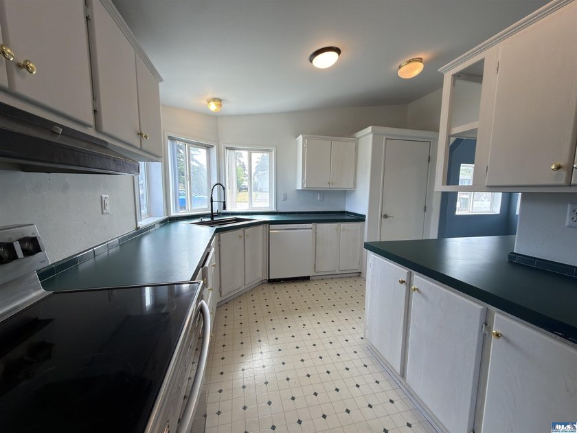 Fresh, comfortable, and move-in ready, this 3 bed, 2 bath home - photo 8
