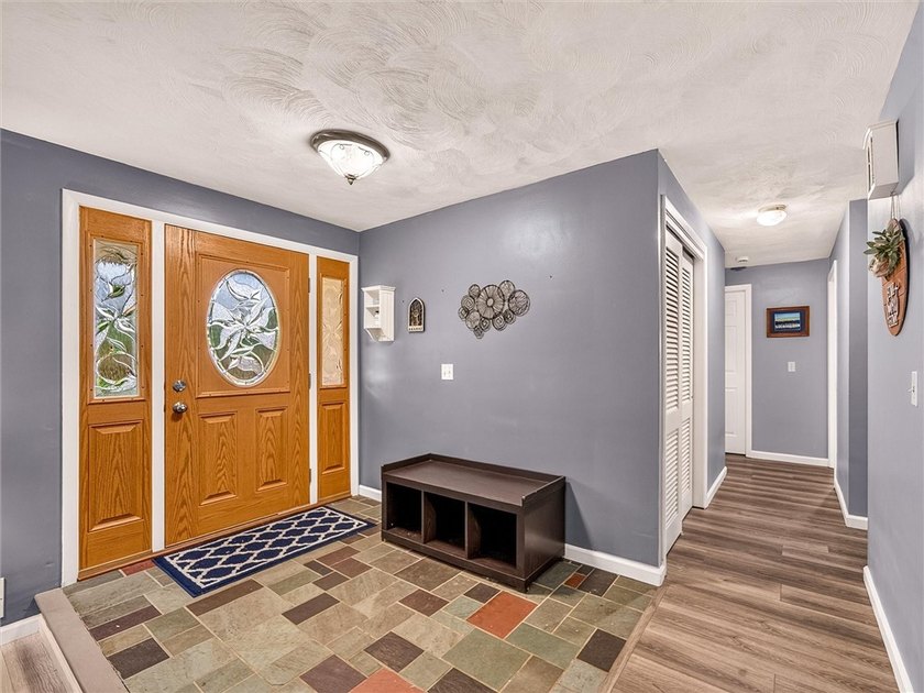 Welcome to 49 Pine Valley Drive! This move-in-ready 3-bedroom - photo 7