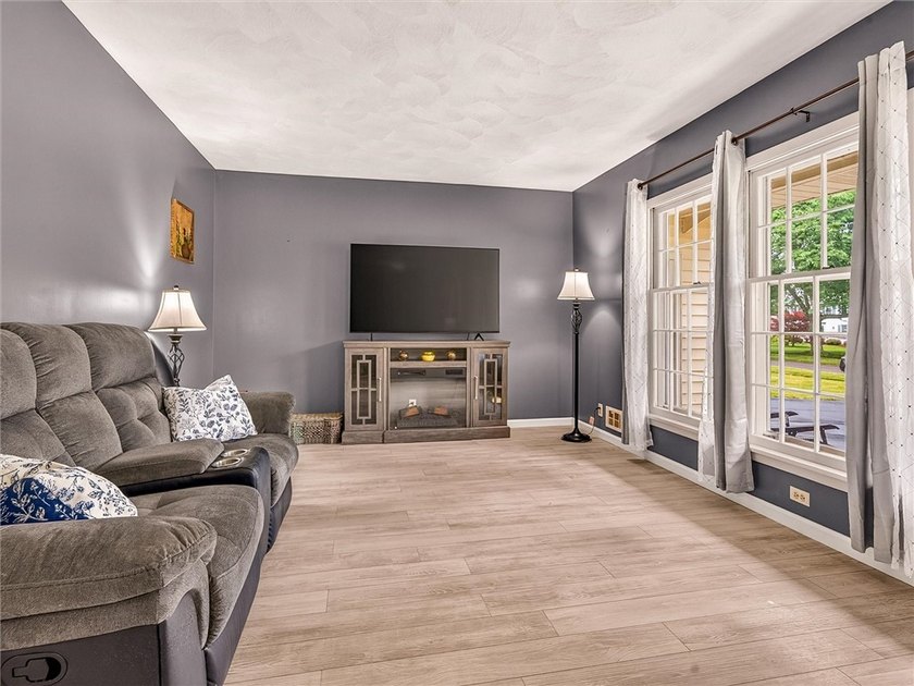 Welcome to 49 Pine Valley Drive! This move-in-ready 3-bedroom - photo 9