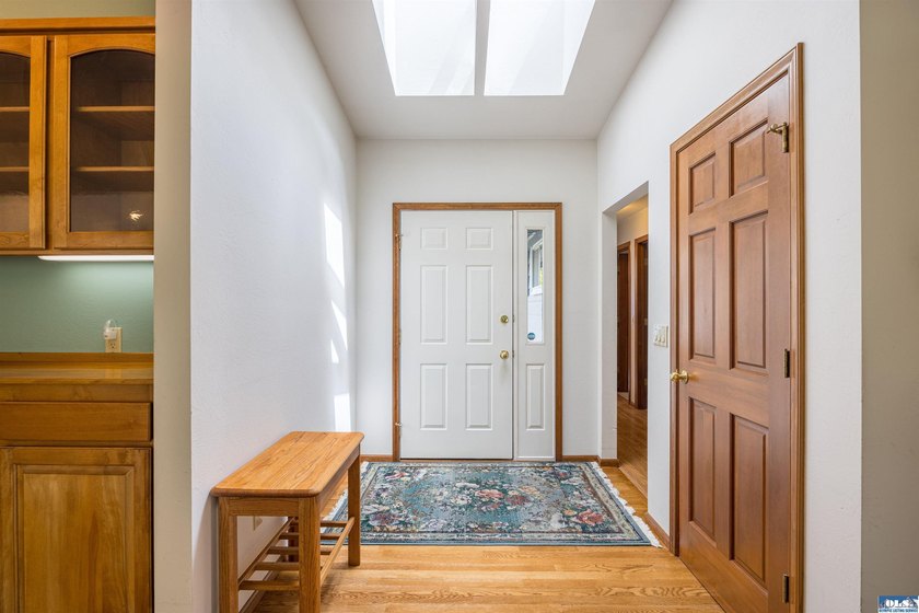 Welcome to this beautifully maintained custom home, lovingly - photo 3
