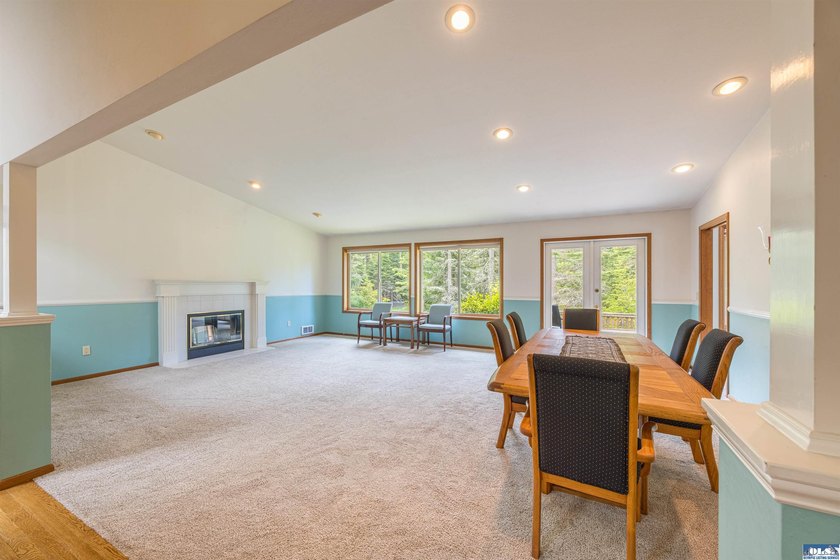 Welcome to this beautifully maintained custom home, lovingly - photo 4