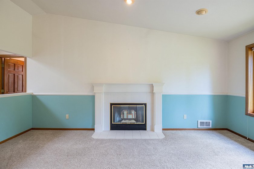 Welcome to this beautifully maintained custom home, lovingly - photo 5