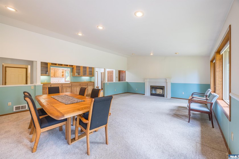 Welcome to this beautifully maintained custom home, lovingly - photo 6