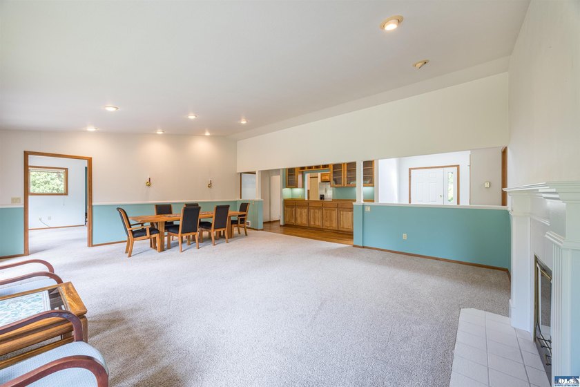 Welcome to this beautifully maintained custom home, lovingly - photo 7
