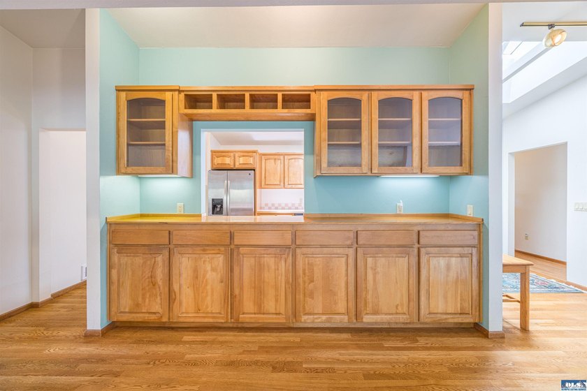 Welcome to this beautifully maintained custom home, lovingly - photo 8