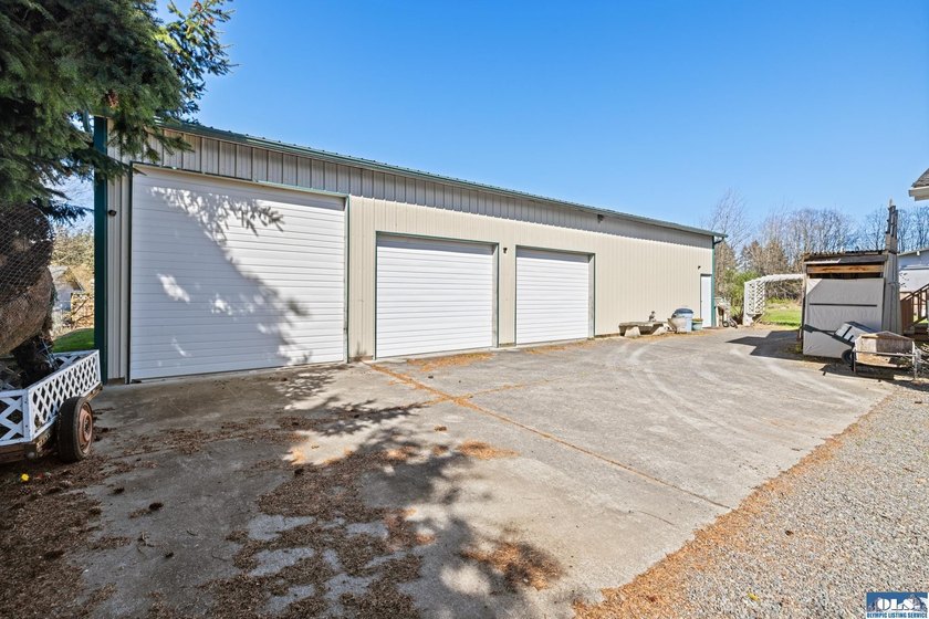 Exceptional Opportunity with Mountain Views, Shop Space &amp; - photo 6