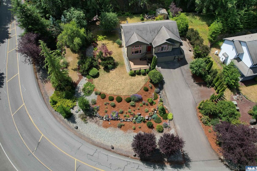 This beautifully appointed home offers water views, thoughtful - photo 7