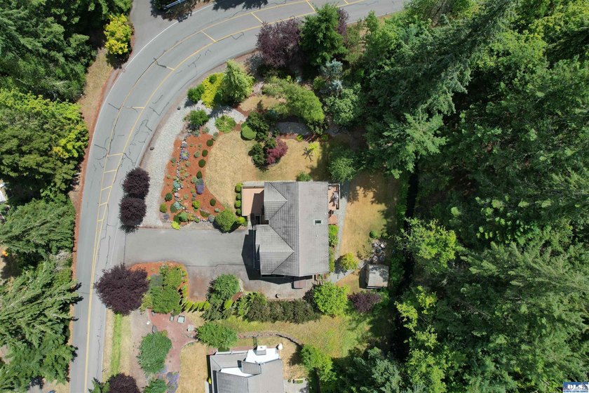 This beautifully appointed home offers water views, thoughtful - photo 8