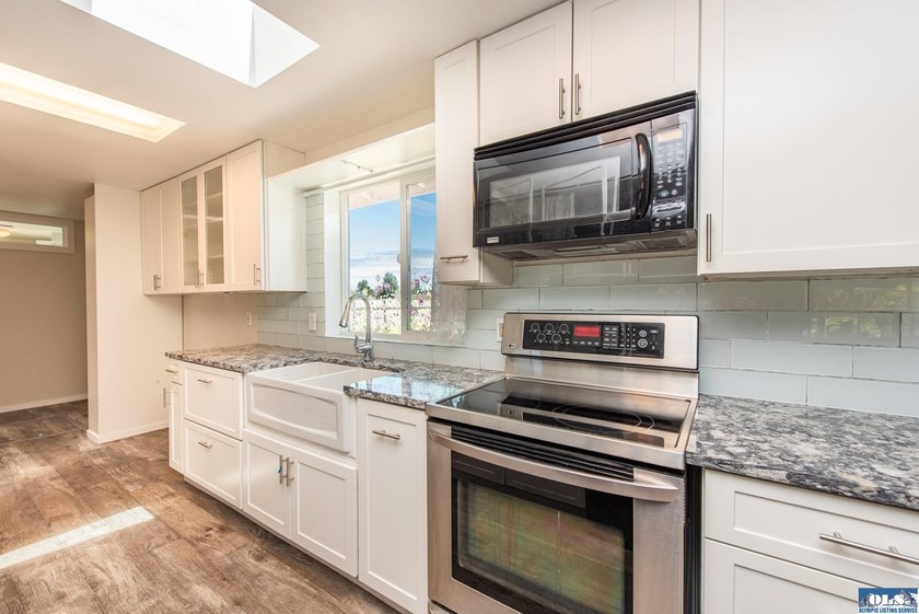 Welcome home to a beautifully remodeled Sequim retreat on .4 - photo 3