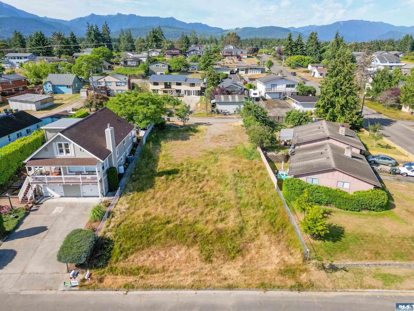 Water view lot, ready to build, with water/sewer/power already - photo 10