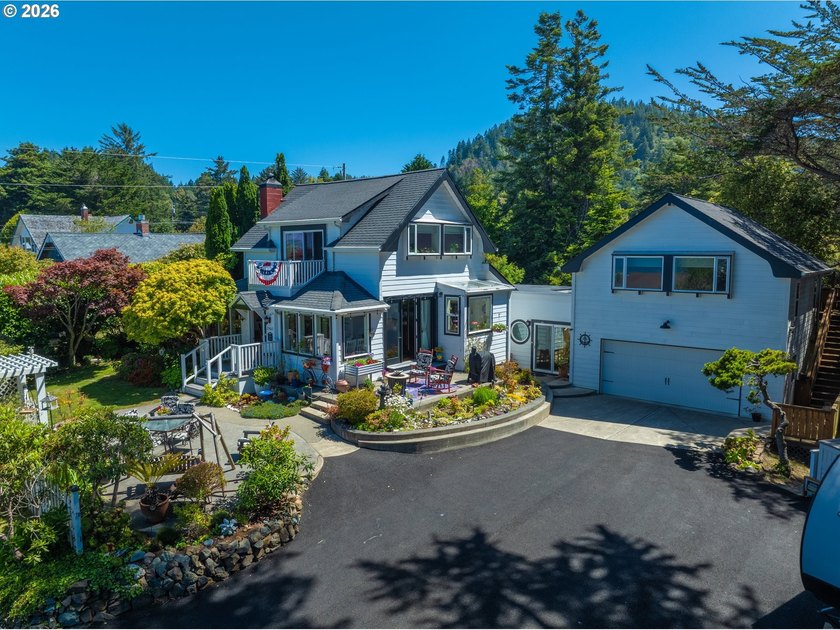 Turn-of-the-Century Charm with Ocean Views &amp; Income - photo 2