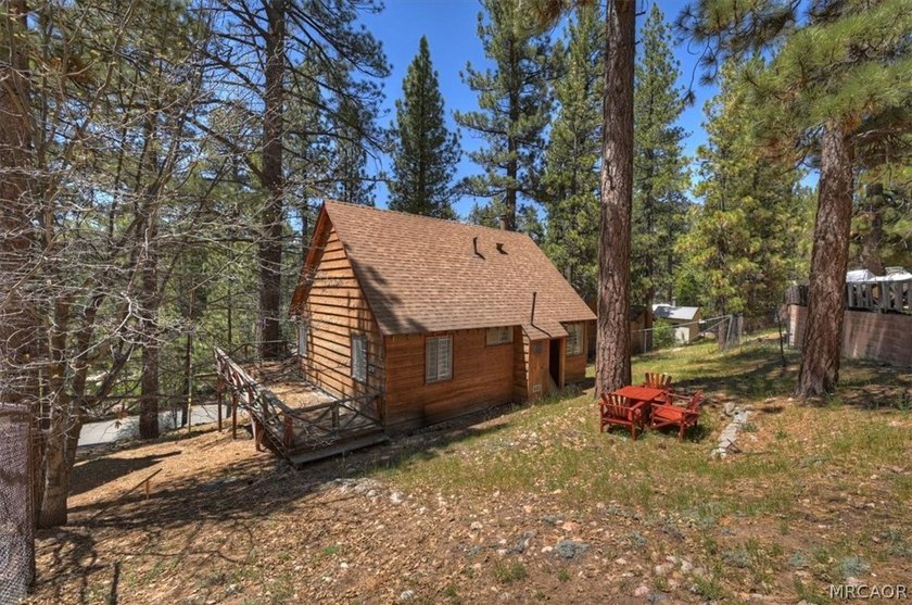 Two-bedroom, one-bath cabin located in a quiet area of Fawnskin - photo 4