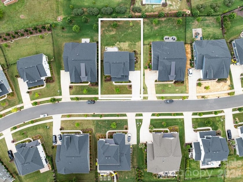 Welcome to 222 Lanyard Lane in the highly sought-after McLean - photo 7