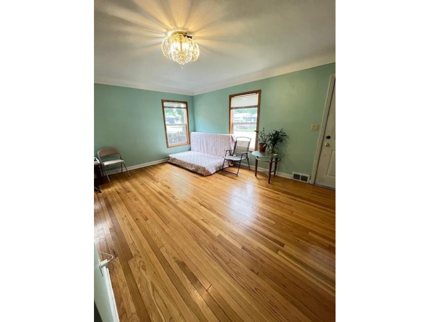 This 4-bedroom house features well-kept and well-maintained - photo 4