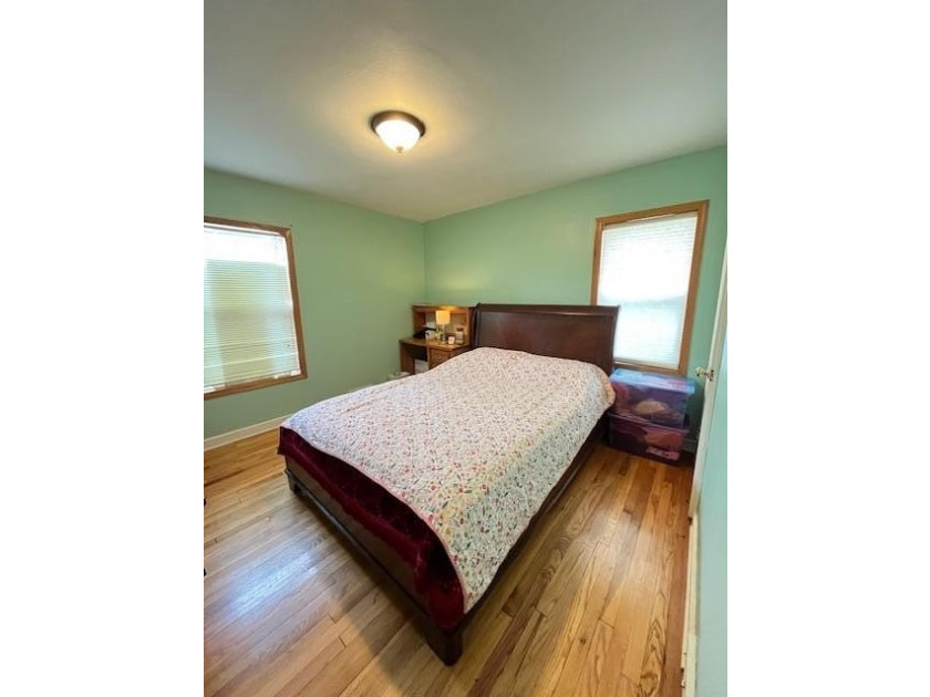 This 4-bedroom house features well-kept and well-maintained - photo 9