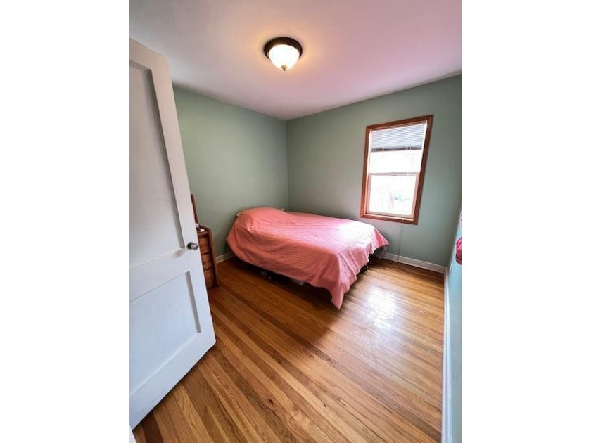 This 4-bedroom house features well-kept and well-maintained - photo 10