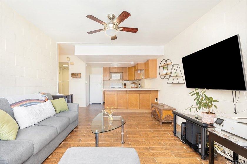 Welcome to Town House unit #211, located in the heart of Makiki - photo 3