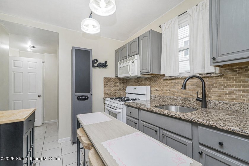 Welcome to 39 Post Lane! This 1-family detached, 3-bedrooms - photo 5