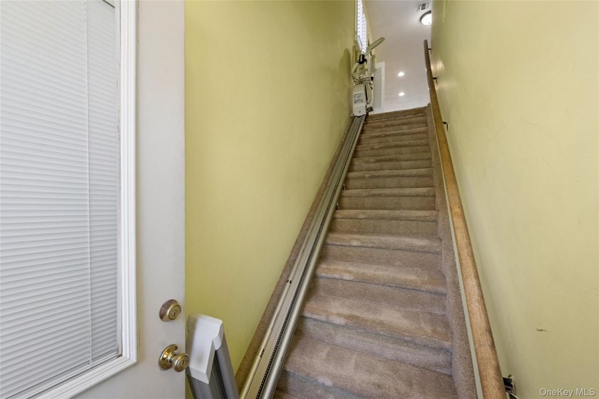 SPACIOUS UPPER UNIT 1100 SQ FT. NEW WINDOWS, UPGRADED INTERIOR - photo 3