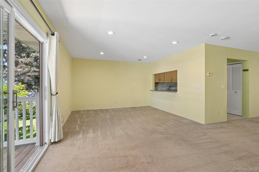 SPACIOUS UPPER UNIT 1100 SQ FT. NEW WINDOWS, UPGRADED INTERIOR - photo 7