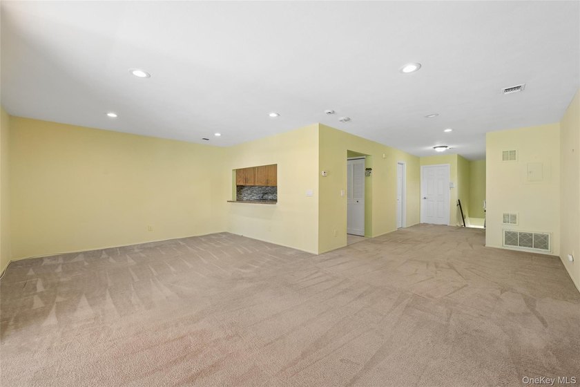 SPACIOUS UPPER UNIT 1100 SQ FT. NEW WINDOWS, UPGRADED INTERIOR - photo 8