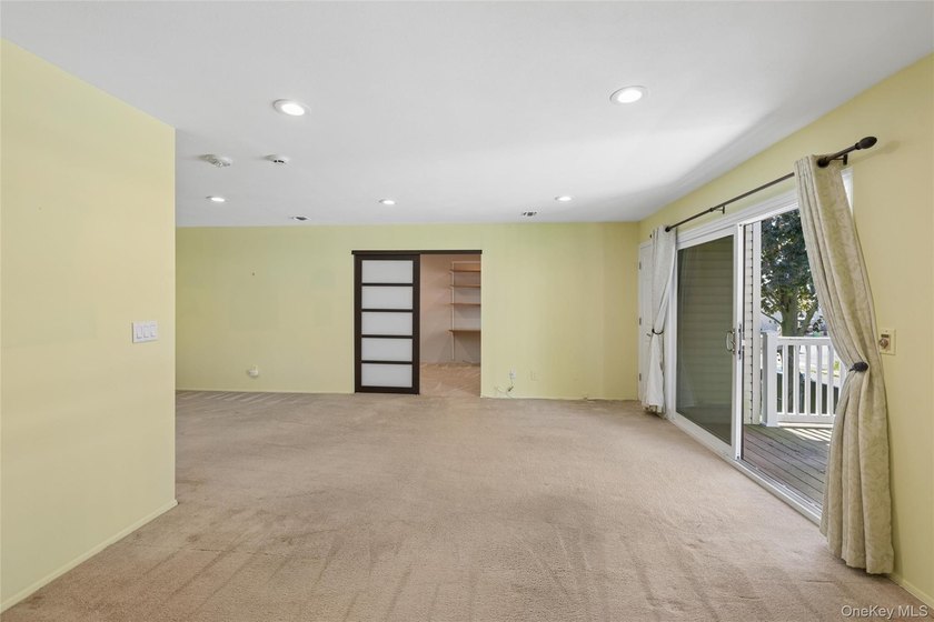 SPACIOUS UPPER UNIT 1100 SQ FT. NEW WINDOWS, UPGRADED INTERIOR - photo 9