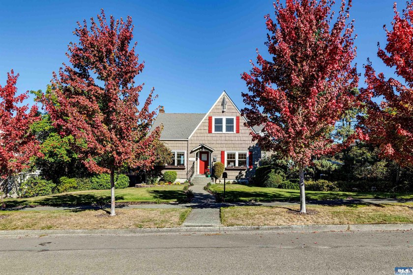 A true timeless 1937 classic craftsman with sweeping - photo 5