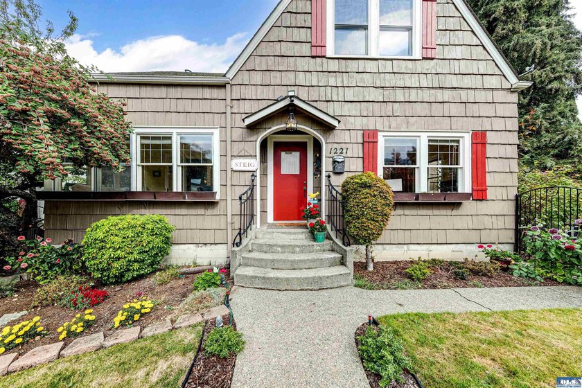 A true timeless 1937 classic craftsman with sweeping - photo 7