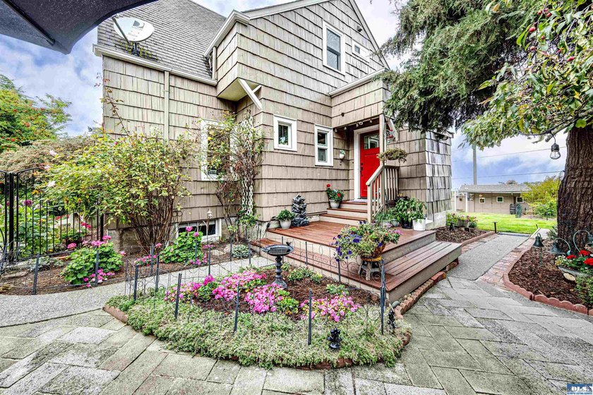 A true timeless 1937 classic craftsman with sweeping - photo 10