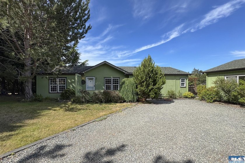 WELCOMING HOME IN SOUGHT-AFTER NEIGHBORHOOD! You need to see - photo 2