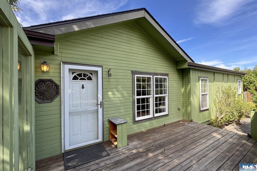 WELCOMING HOME IN SOUGHT-AFTER NEIGHBORHOOD! You need to see - photo 3