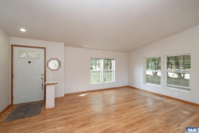 WELCOMING HOME IN SOUGHT-AFTER NEIGHBORHOOD! You need to see - photo 4
