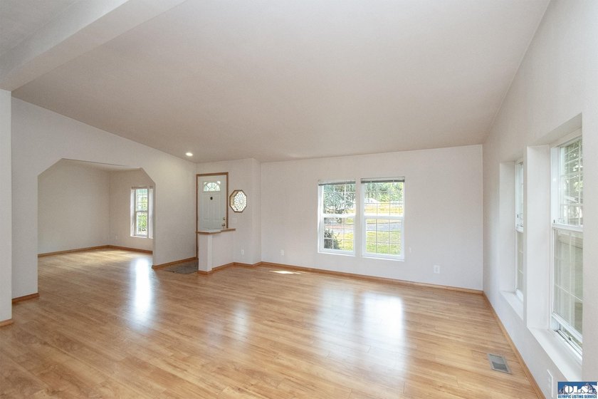 WELCOMING HOME IN SOUGHT-AFTER NEIGHBORHOOD! You need to see - photo 5