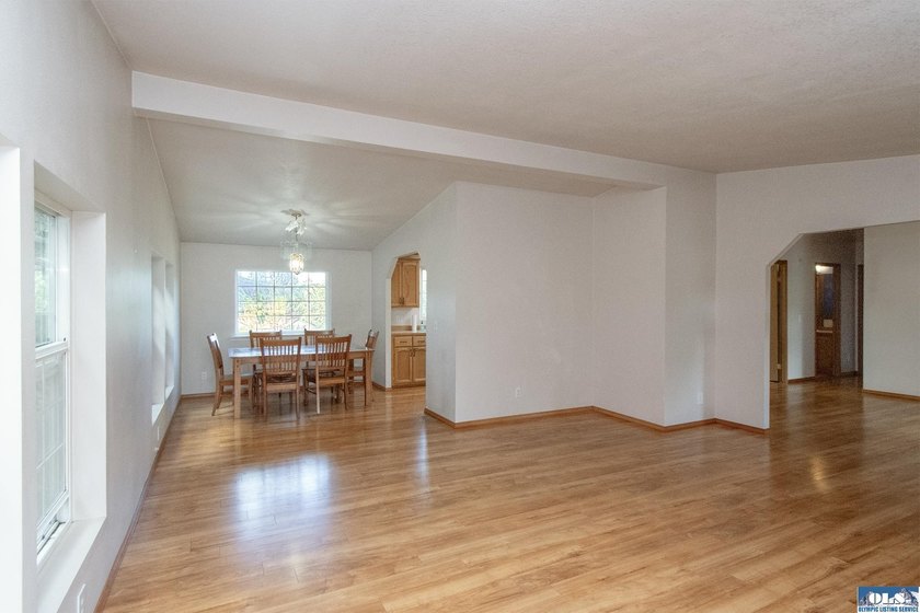 WELCOMING HOME IN SOUGHT-AFTER NEIGHBORHOOD! You need to see - photo 6
