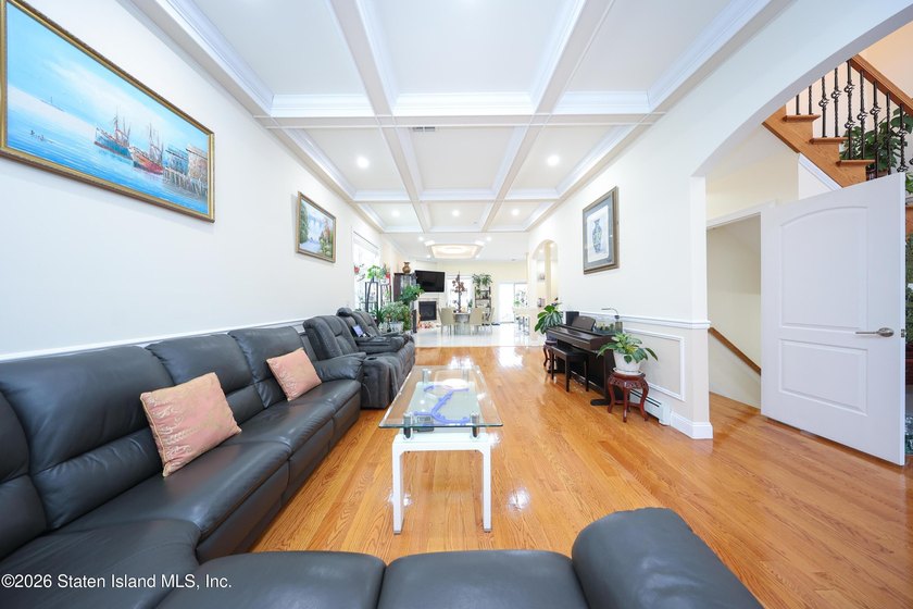 Spacious two-family Side Hall Colonial located on a quiet - photo 7
