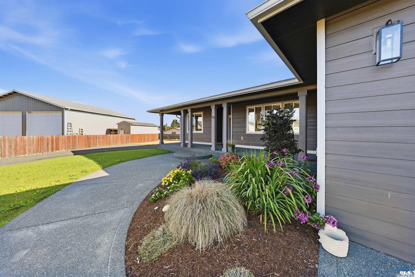 Beautiful custom home with those amazing mountain views to enjoy - photo 2