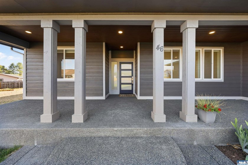 Beautiful custom home with those amazing mountain views to enjoy - photo 3