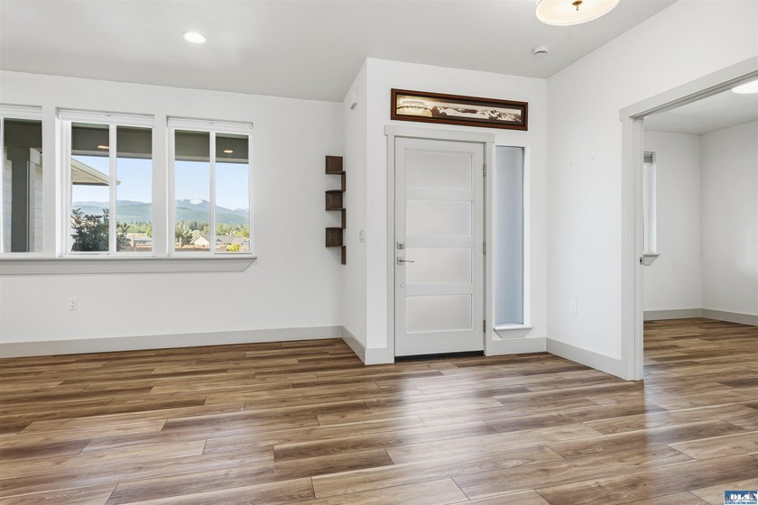 Beautiful custom home with those amazing mountain views to enjoy - photo 6