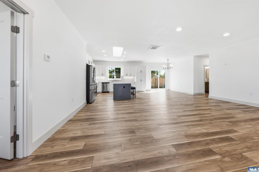 Beautiful custom home with those amazing mountain views to enjoy - photo 7