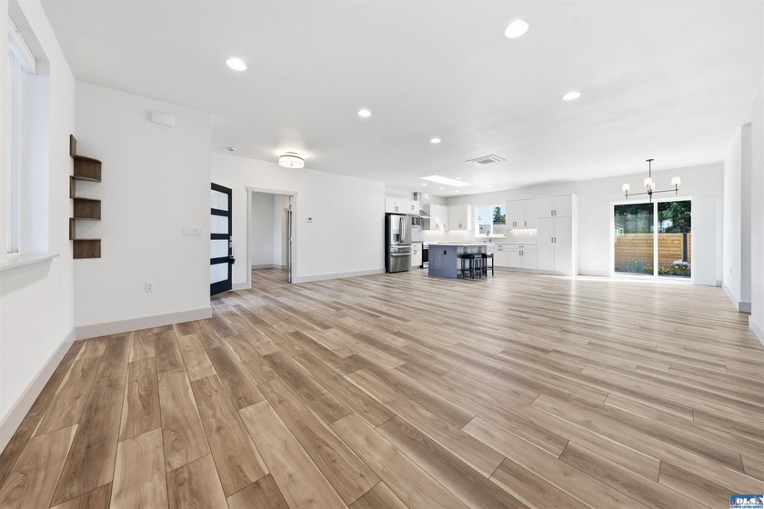Beautiful custom home with those amazing mountain views to enjoy - photo 9