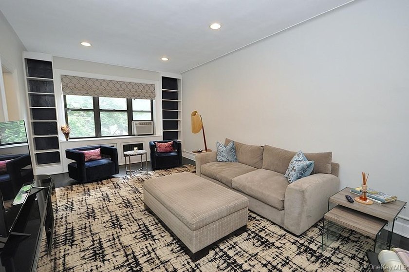 Elegant &amp; spacious prewar 2 bed, 2 bath corner unit in The - photo 2