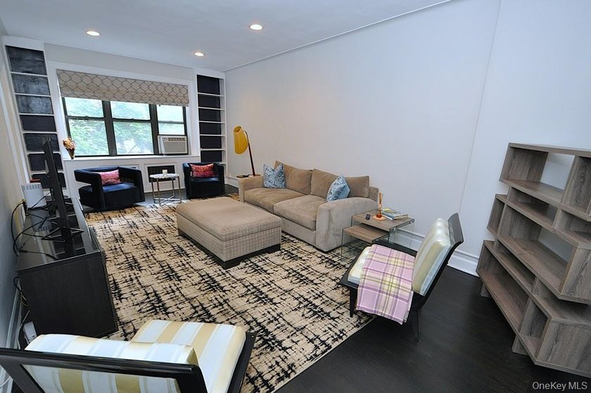 Elegant &amp; spacious prewar 2 bed, 2 bath corner unit in The - photo 4