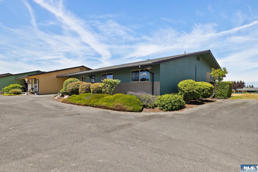 Enjoy easy living in this beautifully situated end-unit condo in - photo 4