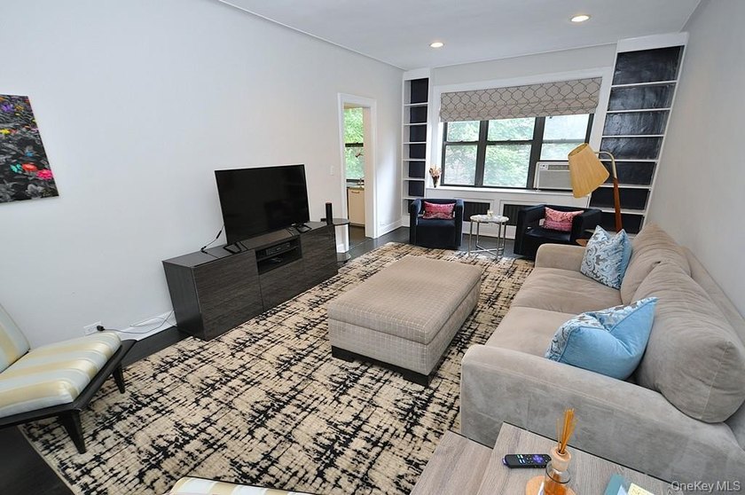 Elegant &amp; spacious prewar 2 bed, 2 bath corner unit in The - photo 6