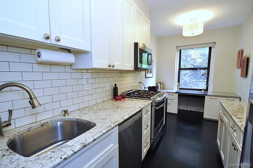 Elegant &amp; spacious prewar 2 bed, 2 bath corner unit in The - photo 10