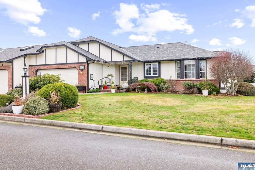 Beautiful home on a desirable corner lot in Sequim's - photo 2
