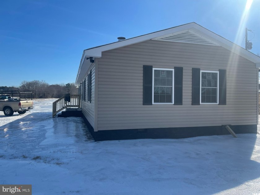 This completely remodeled home features 3 Spacious bed- rooms, 2 - photo 2