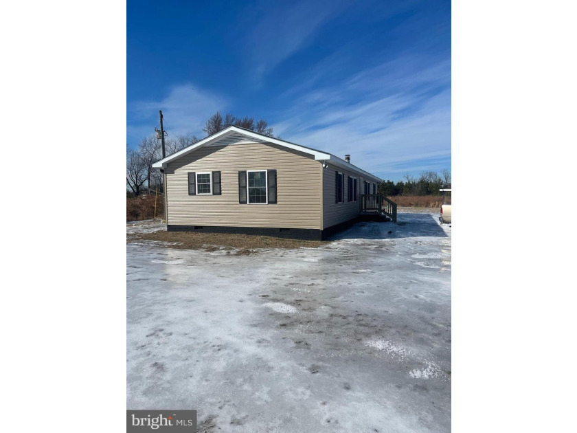 This completely remodeled home features 3 Spacious bed- rooms, 2 - photo 3